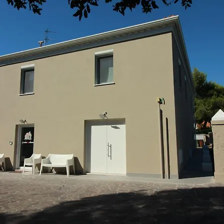 Hotel La Casa In *